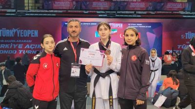 DÜZCE(İHA) – Antalya’da gerçekleştirilen 12.Uluslararası Türkiye Açık Taekwondo Şampiyonasında derece