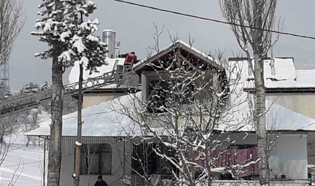 Bolu’nun Mudurnu ilçesinde iki katlı evin bacasında çıkan yangın, ekiplerin