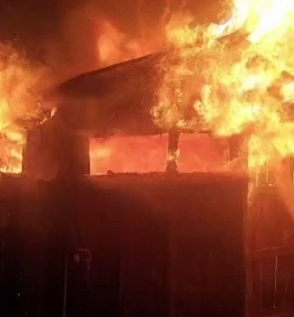 Baraka alev topuna döndü: Mahalleli hortumlarla yangını söndürmeye çalıştı Sakarya’nın Ferizli ilçesinde gece saatlerinde mutfak olarak kullanılan baraka alev