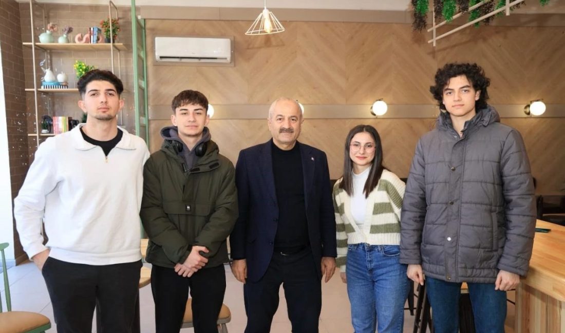 Gebze Belediye Başkanı Zinnur Büyükgöz, gençlerle bir araya gelerek, “Güçlü
