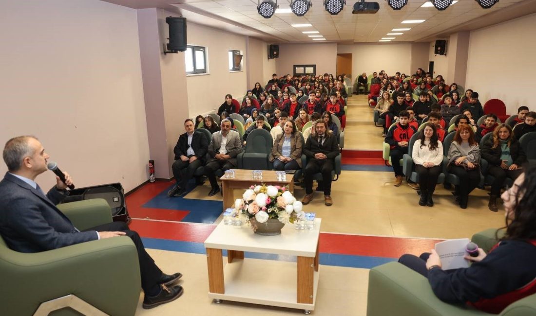 Kariyer Günleri kapsamında öğrencilerle bir araya gelerek tavsiyelerde bulunan Çayırova