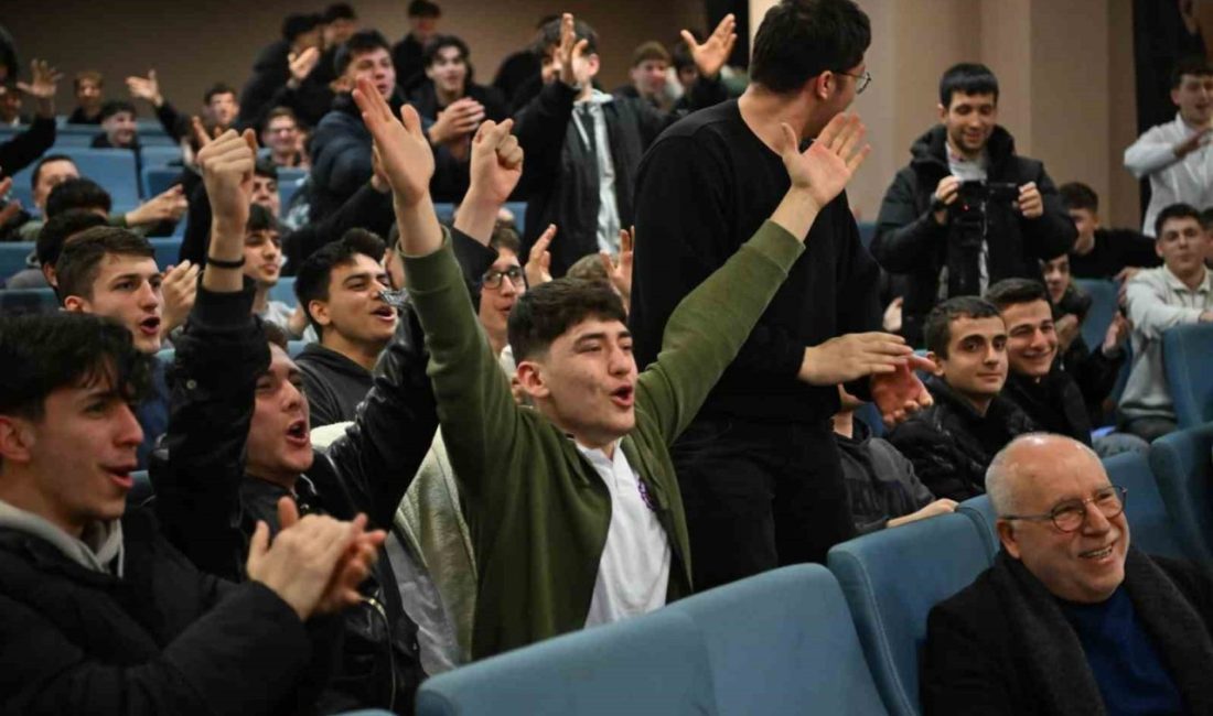 Kartepe Belediye Başkanı Mustafa Kocaman, özel bir lisenin konferans salonunda