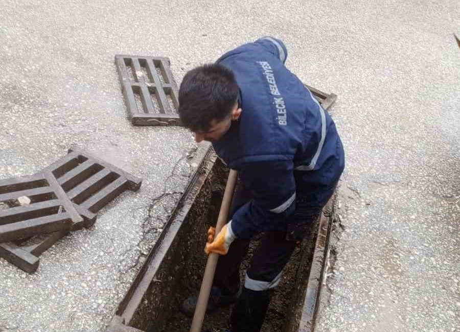 Bilecik Belediye ekiplerinden mazgallarda temizlik Bilecik Belediyesi Fen İşleri Müdürlüğü ekipleri faaliyetleri kapsamında kentte ki