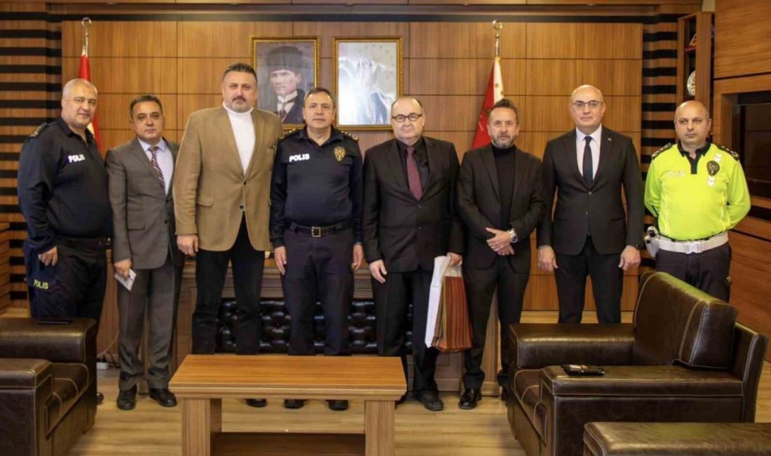 Bilecik İl Emniyet Müdürü Hakan Yılmaz, emekliliğe ayrılan personellere plaket