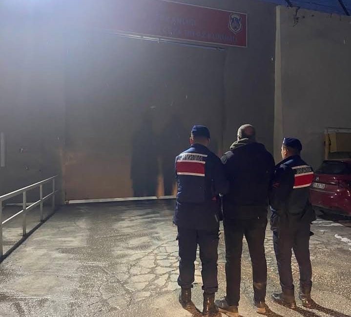 Bilecik’te jandarma ekipleri gerçekleştirdiği kimlik kontrolü sırasında, birden fazla kişi