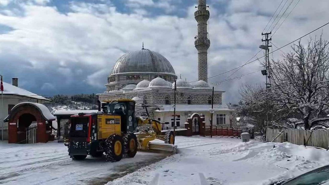 Bilecik’te ekipler tuzlama çalışması yaptı Bilecik’te dün etkisini gösteren kar yağışı sonrası il genelinde İl