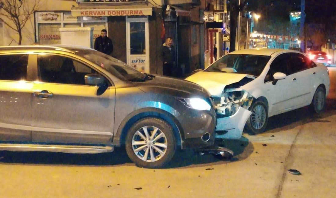 Bilecik’te seyir halindeki 2 otomobilin valilik kavşağında çarpışması sonucu araçlarda