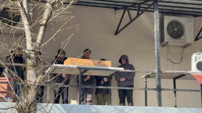 Düzce’de bir sitede meydana gelen olayda araçtan inen ve bir