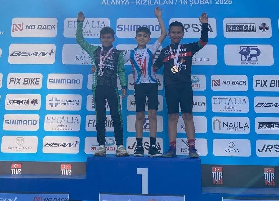 Kocaeli Gençlik ve Spor Kulübü sporcuları, Antalya’da düzenlenen Tacettin Özsavaş