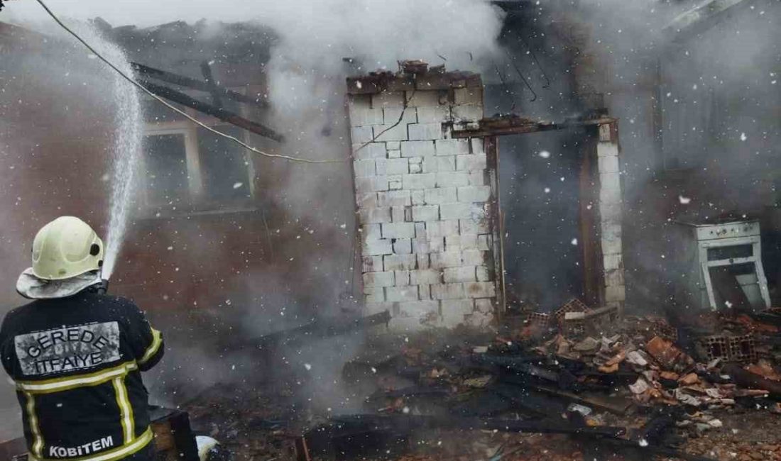 Bolu’nun Gerede ilçesinde yangın çıkan tek katlı ahşap ev, alev