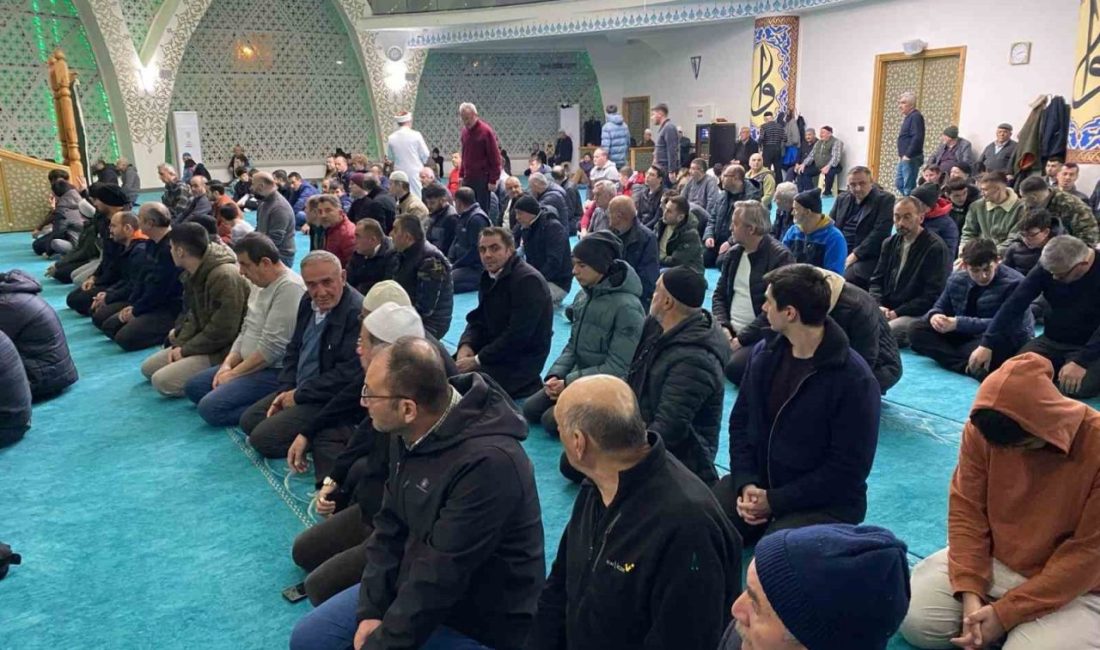 Bolu’da vatandaşlar, ilk teravih namazını kılmak için çocuklarıyla beraber camilere