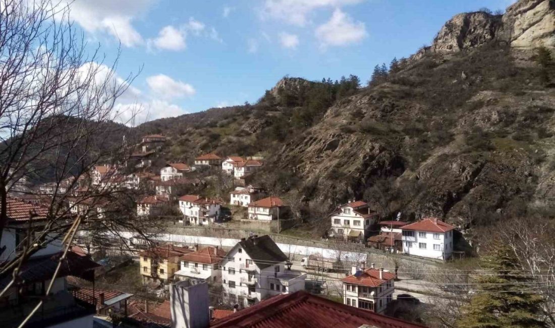 Bolu’da kaya düşme tehlikesine karşı 7 konut için tahliye kararı Bolu’nun Göynük ilçesinde kaya düşmesi tehlikesine karşı 7 konut için
