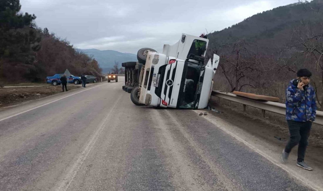 Bolu’da kontrolden çıkan kömür yüklü tır devrildi. Kaza, Mudurnu-Akyazı karayolunda