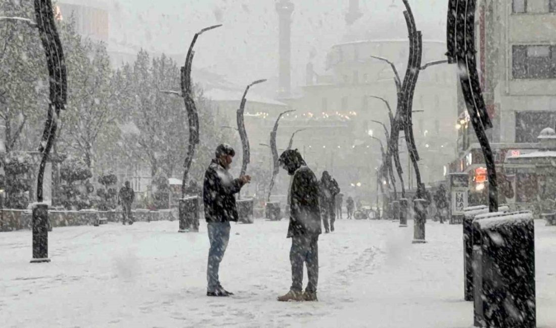 Bolu şehir merkezinde akşam saatlerinde başlayan kar yağışı, kısa sürede