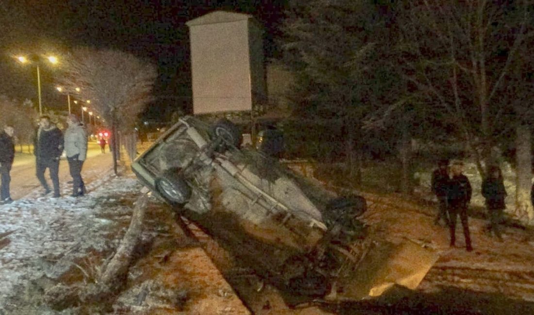 Buz tutan yolda otomobil takla attı: 1 yaralı Bolu’da yağan kar sebebiyle kayganlaşan yolda kontrolden çıkan otomobil takla