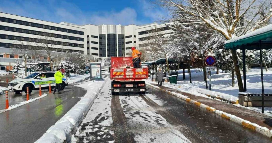 Kocaeli’de yoğun kar yağışının ardından oluşabilecek buzlanmaya karşı kent genelinde