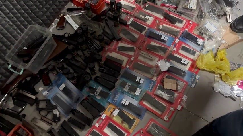 Sakarya’nın Karasu ilçesinde yürütülen kaçakçılık operasyonunda bir evden 13 ruhsatsız