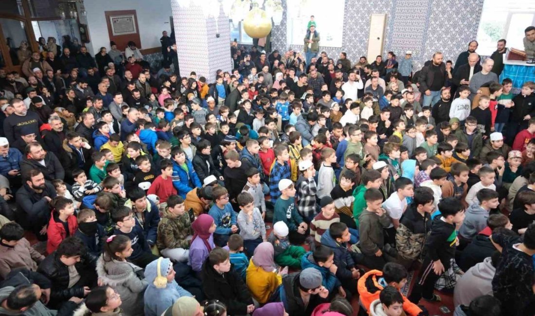 Çocuklar babalarıyla birlikte camide Kocaeli’de “Babamla İlk Saftayım” etkinliği çocukları babalarıyla camide buluşturdu. Babalarıyla