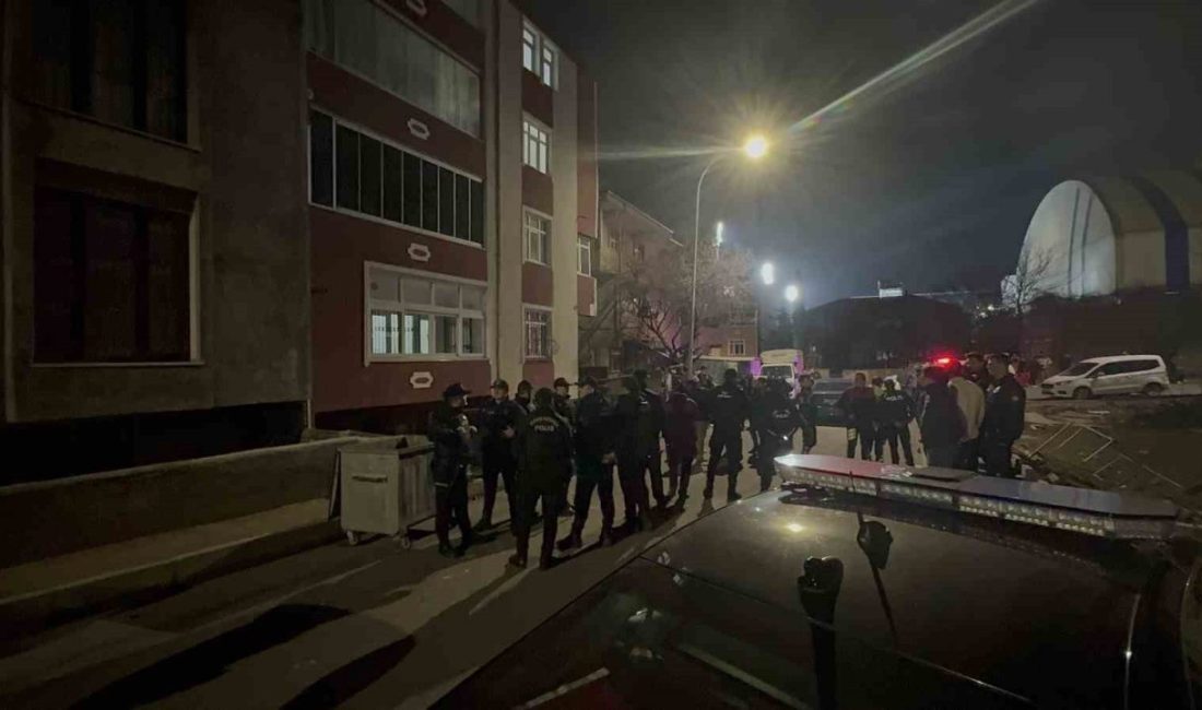Çocukların tartışmasına aileler de dahil oldu: Kavgada silah ve sopalar konuştu Kocaeli’de çocuklar arasında çıkan kavgaya dahil olan 2 aile arasında