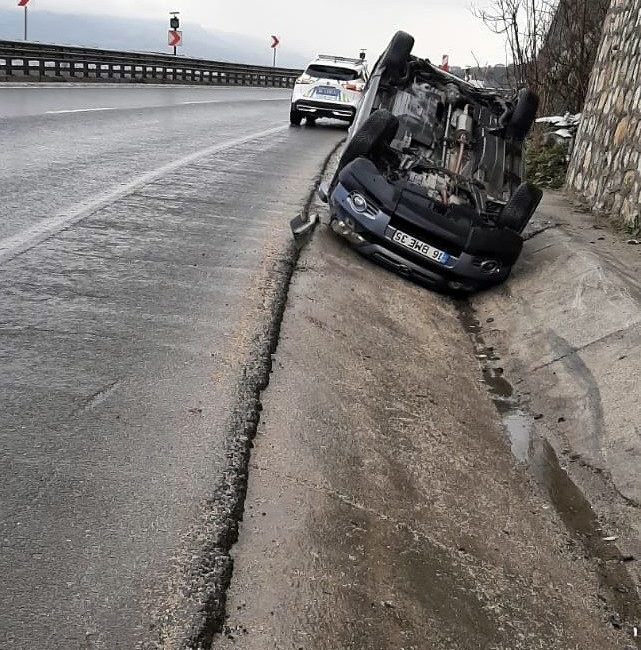 650 kara yolu Geyve ilçesinde otomobil ile çarpışan cip takla