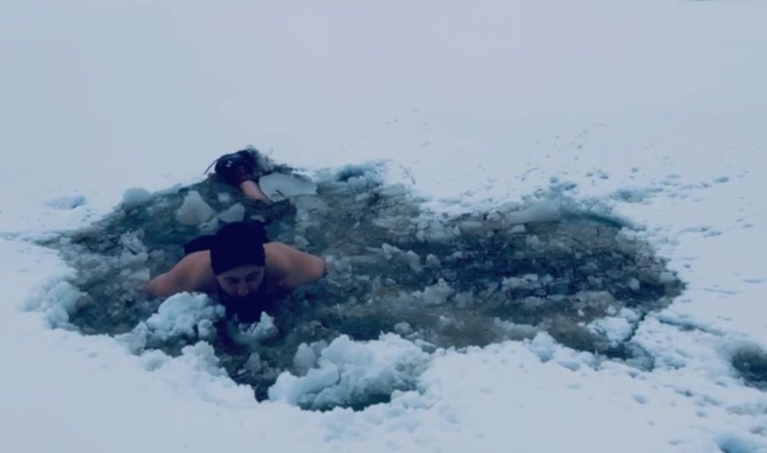Bolu’da soğuk havaya aldırış etmeden donmuş göle giren vücut geliştirme
