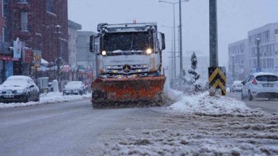 Düzce Belediyesi şehri etkisi altına alan yoğun kar yağışına karşı