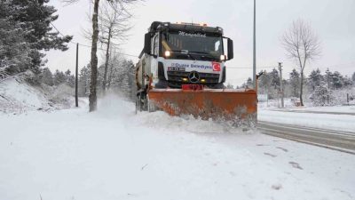 Düzce’de etkili olan yoğun kar yağışı öncesinde hazırlıklarını tamamlayan Düzce