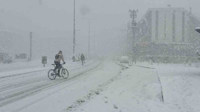Düzce’de yoğun kar yağışı sebebiyle birçok araç yolda kaldı. Meteoroloji’nin