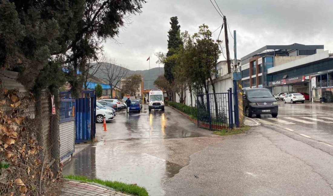 Kocaeli’nin Körfez ilçesinde bacağı demirlerin arasına sıkışan işçi yaralandı. Olay,