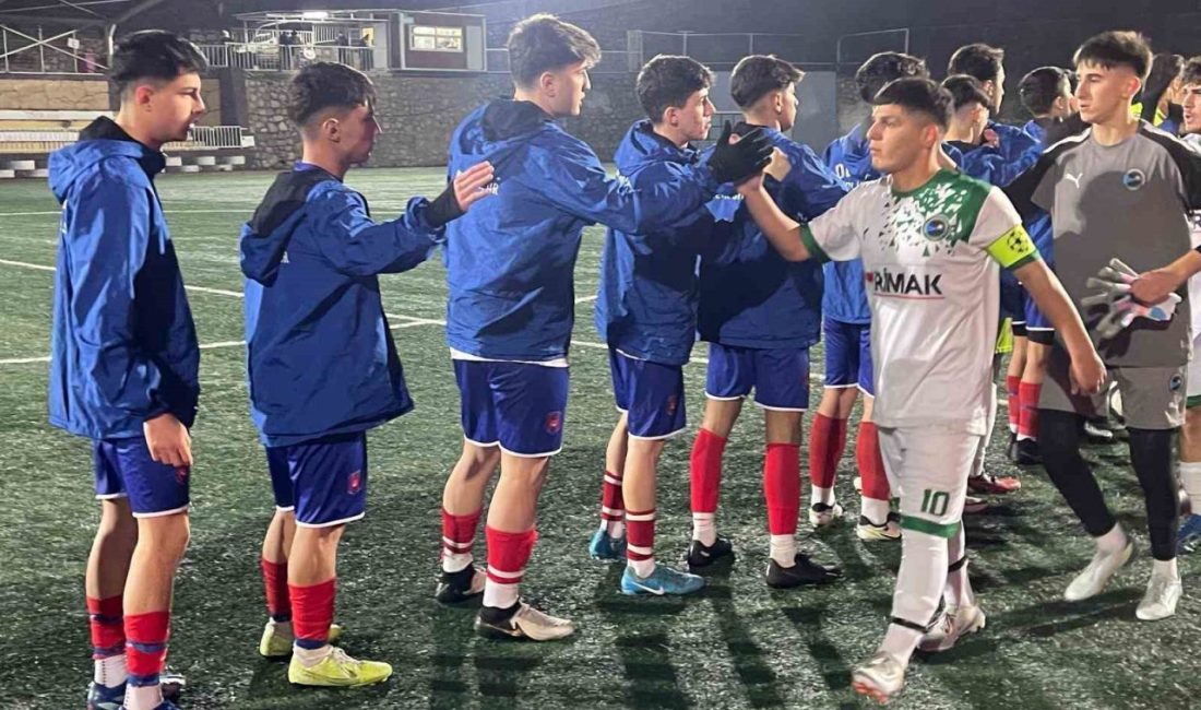 Kocaeli’de U17 Ligi’nde oynanan Derince Birlikspor-Kocaeli Güneşspor maçının devre arasında