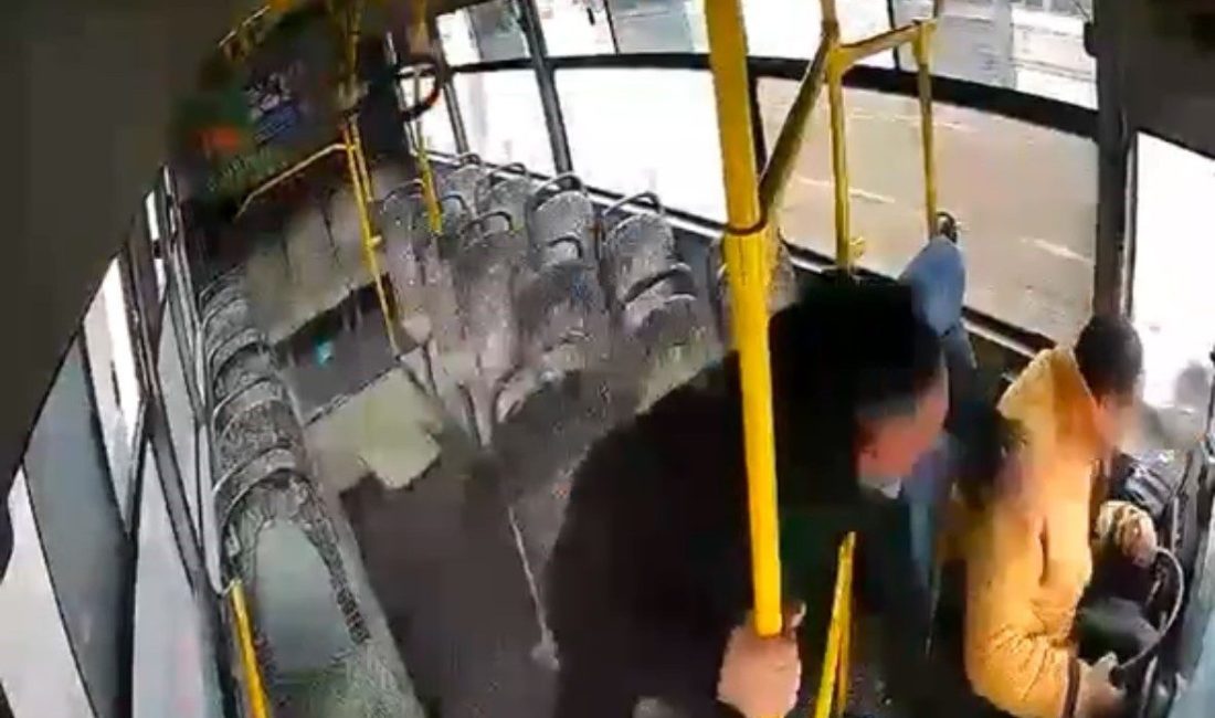 Kocaeli’nin İzmit ilçesinde şoförü fenalaşan özel halk otobüsü, önce bir