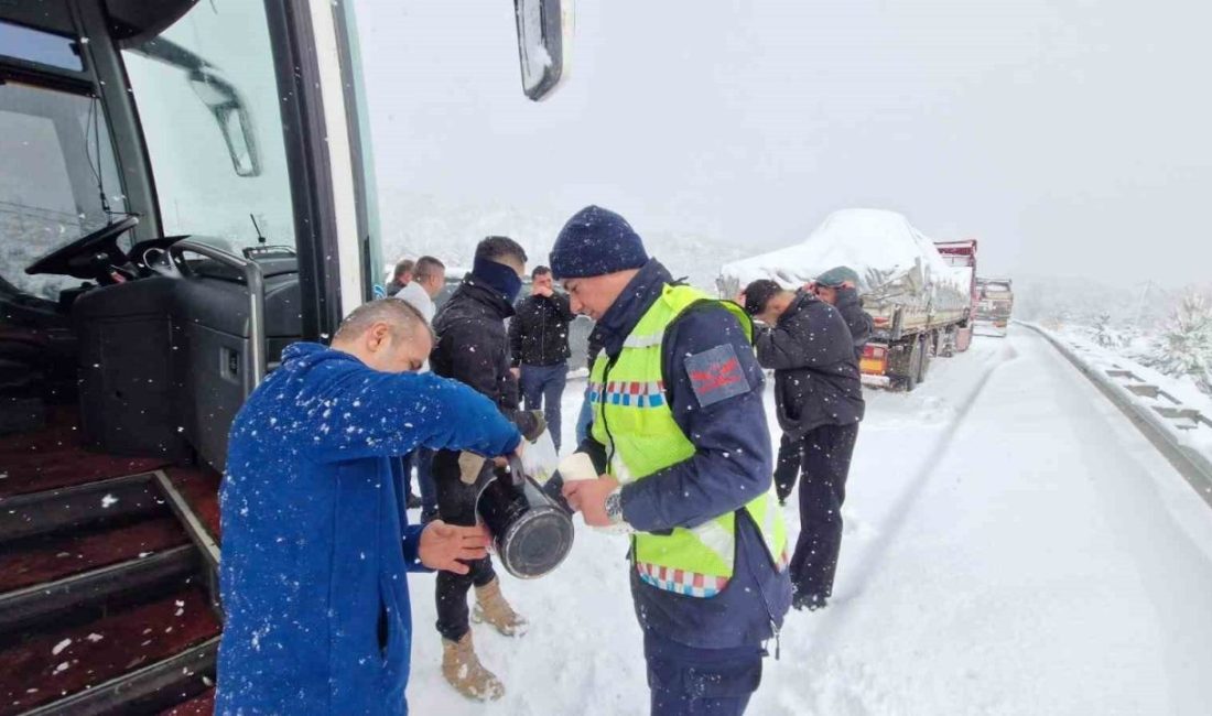 Jandarma ekiplerinden yolda mahsur kalanlara sıcak yiyecek ve içecek ikramı Kastamonu’da kar sebebiyle yolda mahsur kalan vatandaşlara jandarma ekipleri tarafından