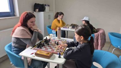 Düzce’de düzenlenen satranç şampiyonluğu turnuvasında kız çocuklar, kadınlarla rakip oldu.