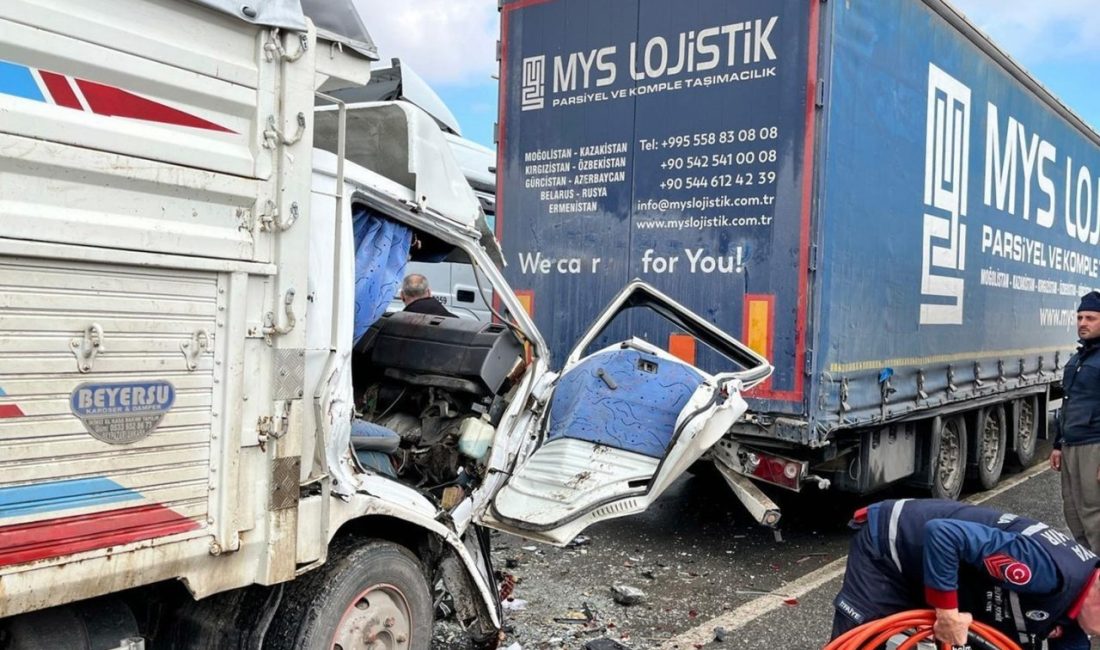 Sakarya’nın Erenler ilçesi D-100 kara yolu Modern Sanayi ışıklarında tıra