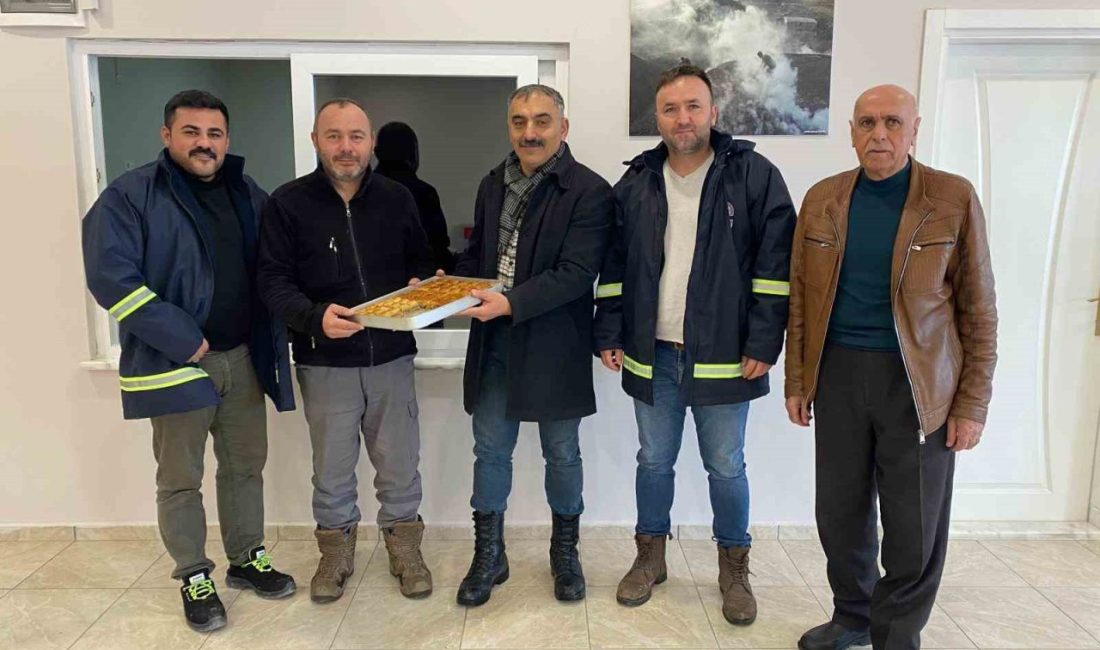 Körfez İlimtepe Mahalllesi’nde karla mücadele çalışmalarına devam eden ekiplere muhtar
