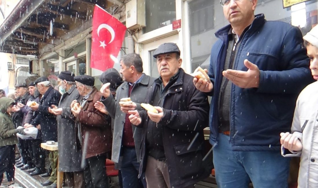 Bolu’nun Mudurnu ilçesinde yaklaşık 7 asırdır her cuma yapılan esnaf
