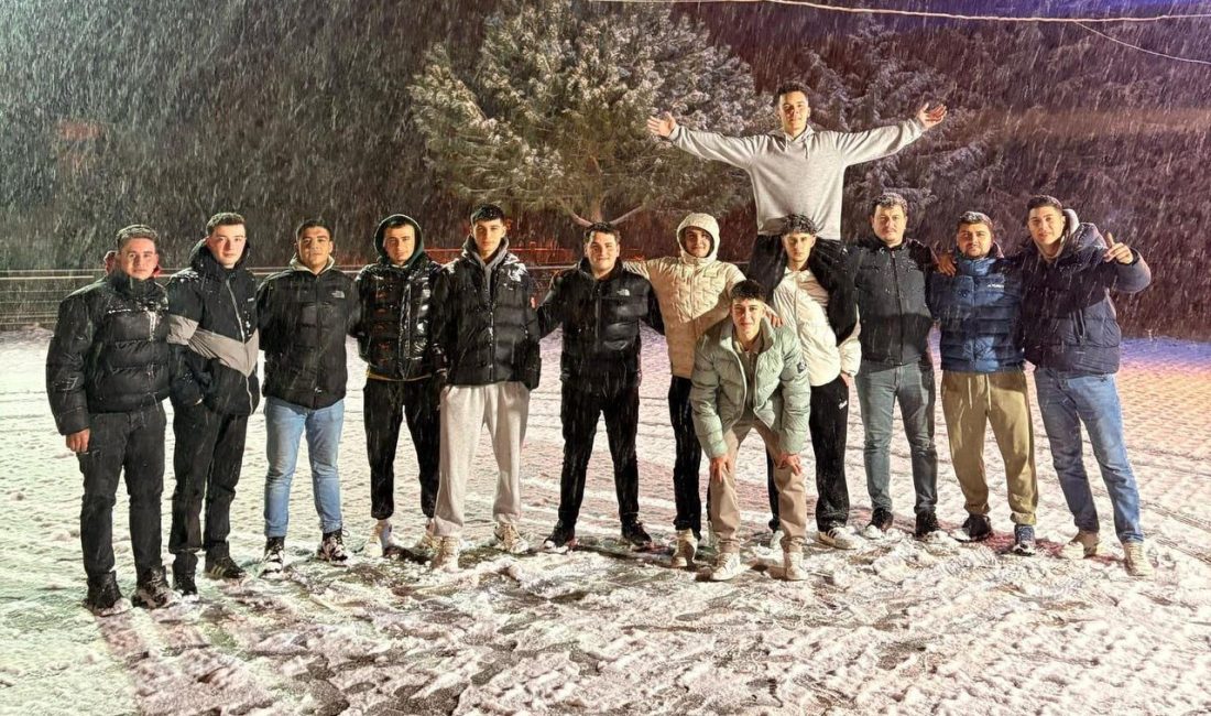 Sakarya’nın Pamukova ilçesinde gece saatlerinde bir grup genç, kar yağışını