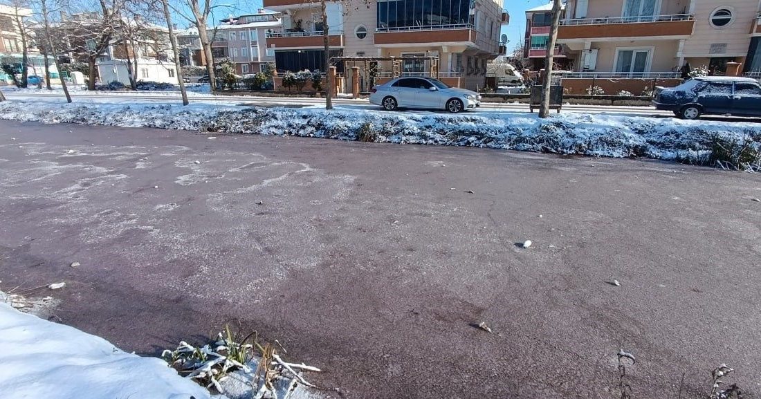 Sakarya’nın Karasu ilçesinde sabah saatlerinde dereceler-7’yi gösterdi. Karadeniz’e sıfır konumda