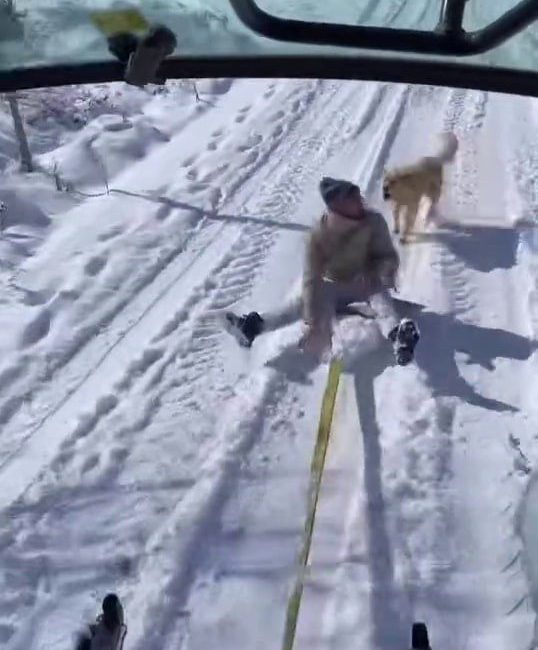 Sakarya’nın Kaynarca ilçesinde beyaz örtünün tadını traktörün arkasına bağladığı iple