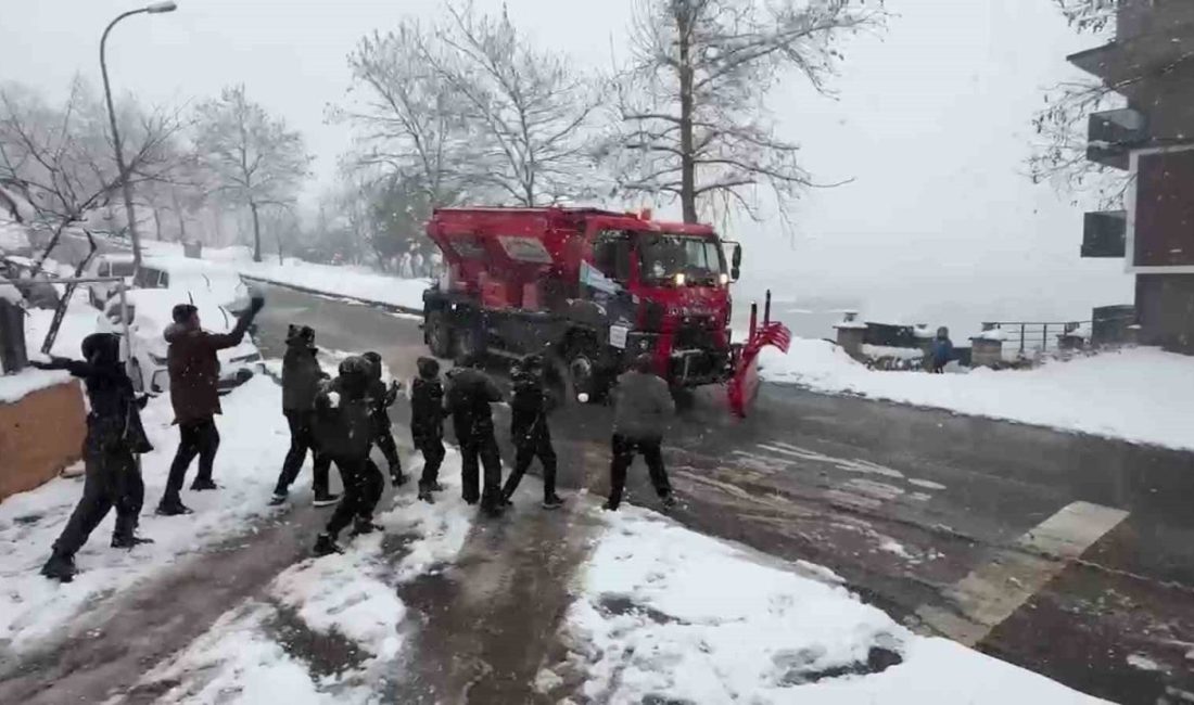 Kocaeli’de karın temizlenmesini istemeyen çocuklar, kar topu ile kar küreme