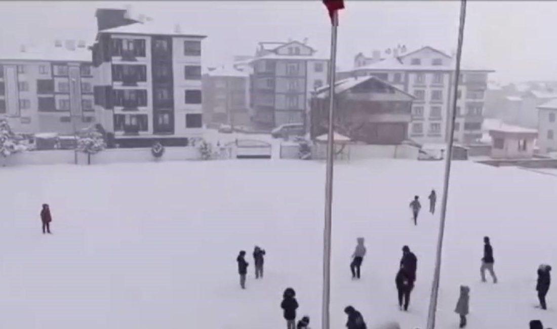 Karlı havada yürek ısıtan görüntüler: “Çıkartayım mı sizi kar topu oynamaya?” Bolu Gerede Seyit Mithat Dayıoğlu Ortaokulu’nda ders işleyen öğrenciler okul