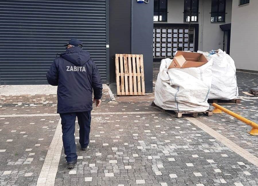 Kartepe’de çevre denetimi Kartepe Belediyesi Zabıta Müdürlüğü ekipleri, özellikle zincir marketler başta olmak