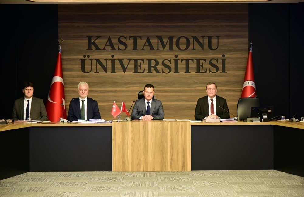 Kastamonu Üniversitesi’nde gerçekleştirilen senato toplantısında, bahar yarıyılı öncesinde akademik ve