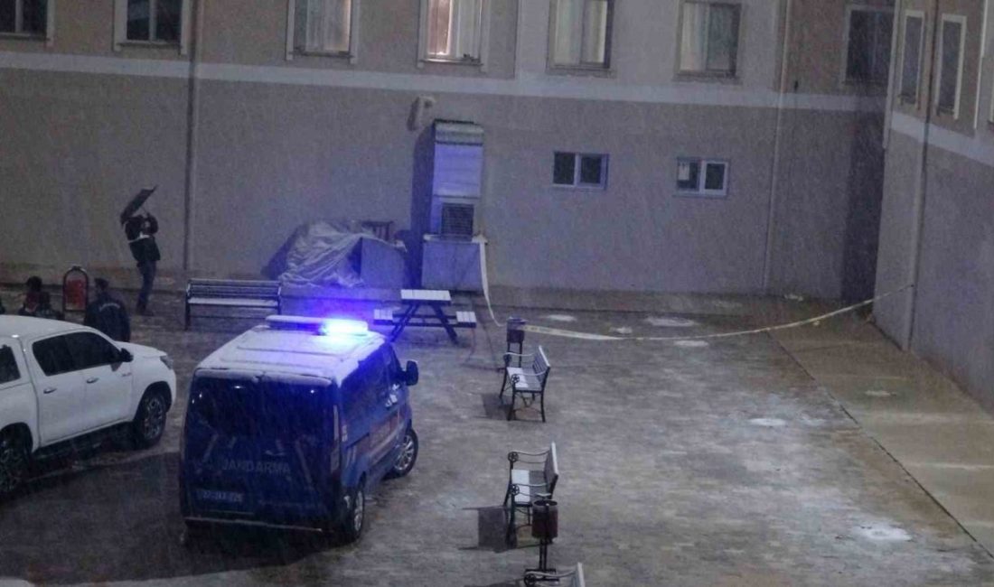 Kastamonu’da il merkezinde bulunan yurdun 8’inci katından düşen genç, kaldırıldığı