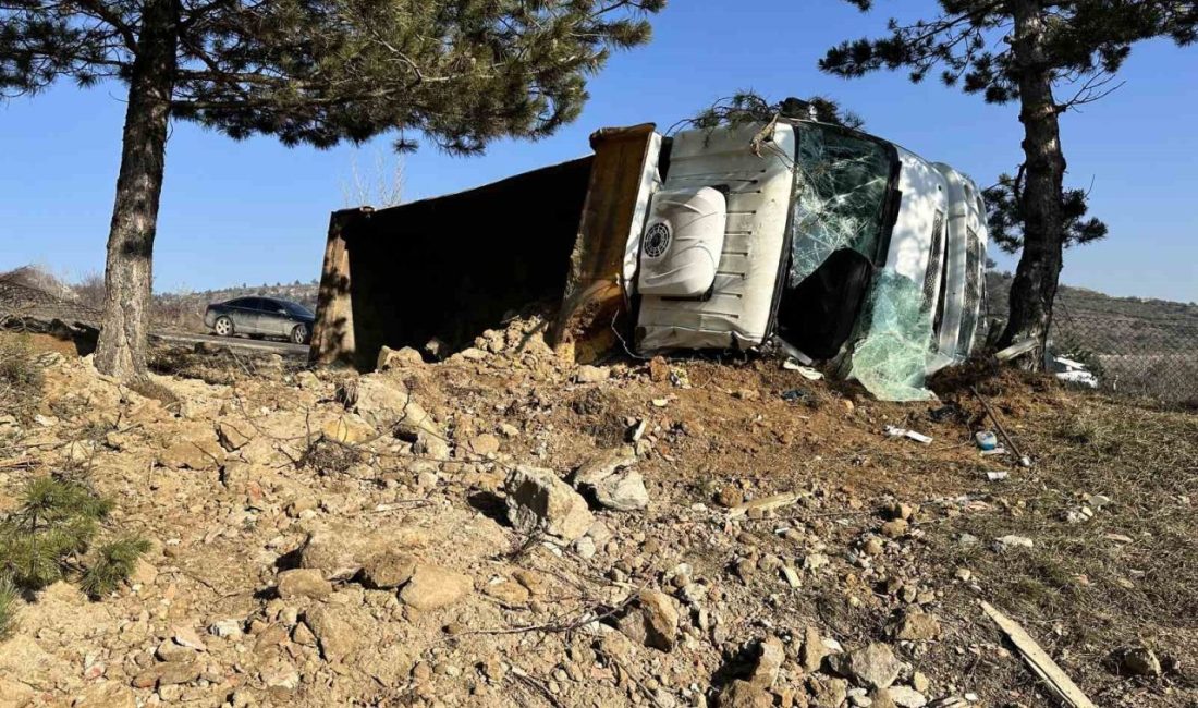 Kastamonu’da buzlu yolda devrilen hafriyat kamyonunun sürücüsü yaralandı. Kaza, Batı