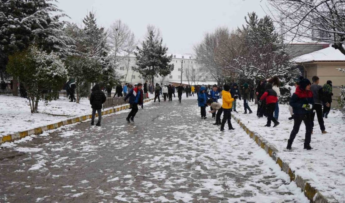 Kastamonu yağan karla beyaza bürünürken, çocuklar okulların bahçesinde kar topu