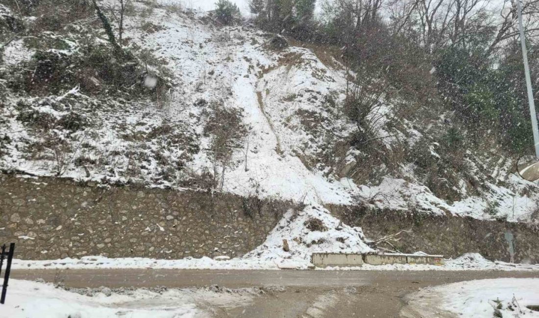 Kastamonu’da dağdan kopan taşlar yola düştü: 3 bina tahliye edildi Kastamonu’nun İnebolu ilçesinde dağdan kopan taşlar, caddeye düştü. Heyelan sebebiyle