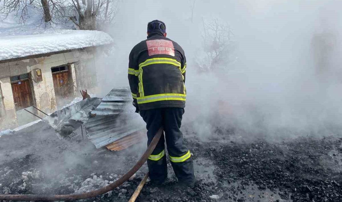 Kastamonu’nun Cide ilçesinde bir evin çatı kısmında çıkan yangın itfaiye