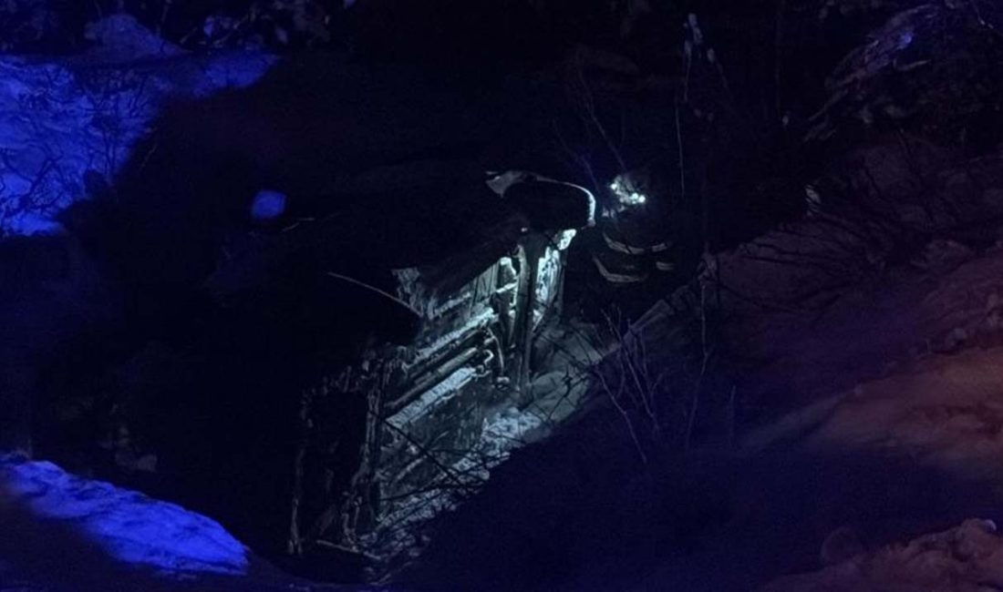 Kastamonu’nun Tosya ilçesinde otomobilin gizli buzlanma sebebiyle şarampole yuvarlandığı kazada