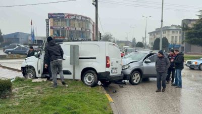 Düzce’de kavşakta 2 araç çarpıştı, 5 kişi yaralanarak hastaneye kaldırıldı.